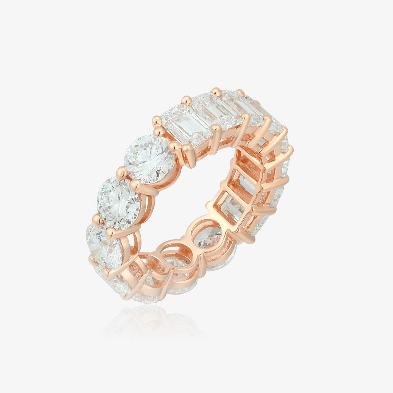 Anillo de eternidad de media esmeralda y media caña de laboratorio