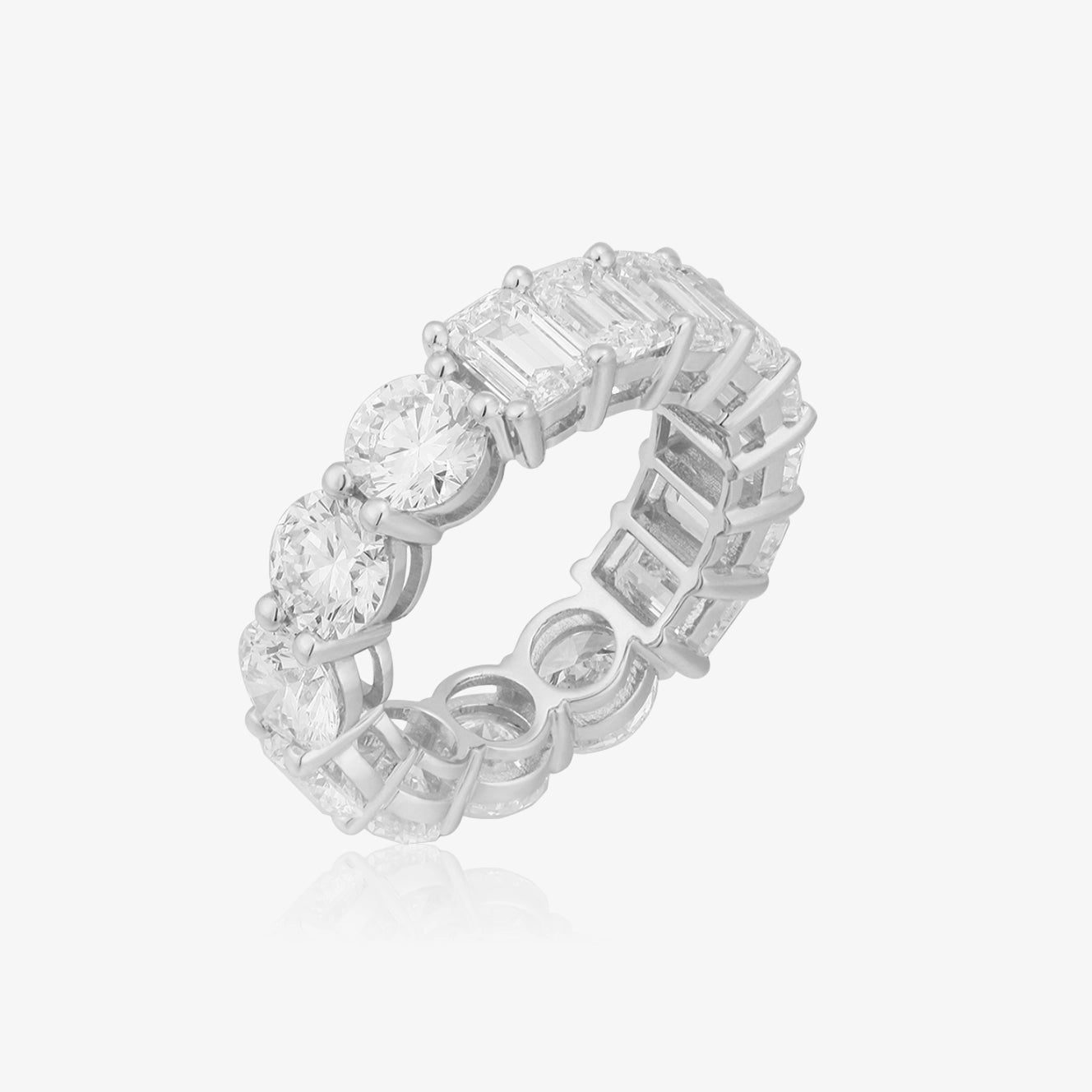 Anillo de eternidad de media esmeralda y media caña de laboratorio