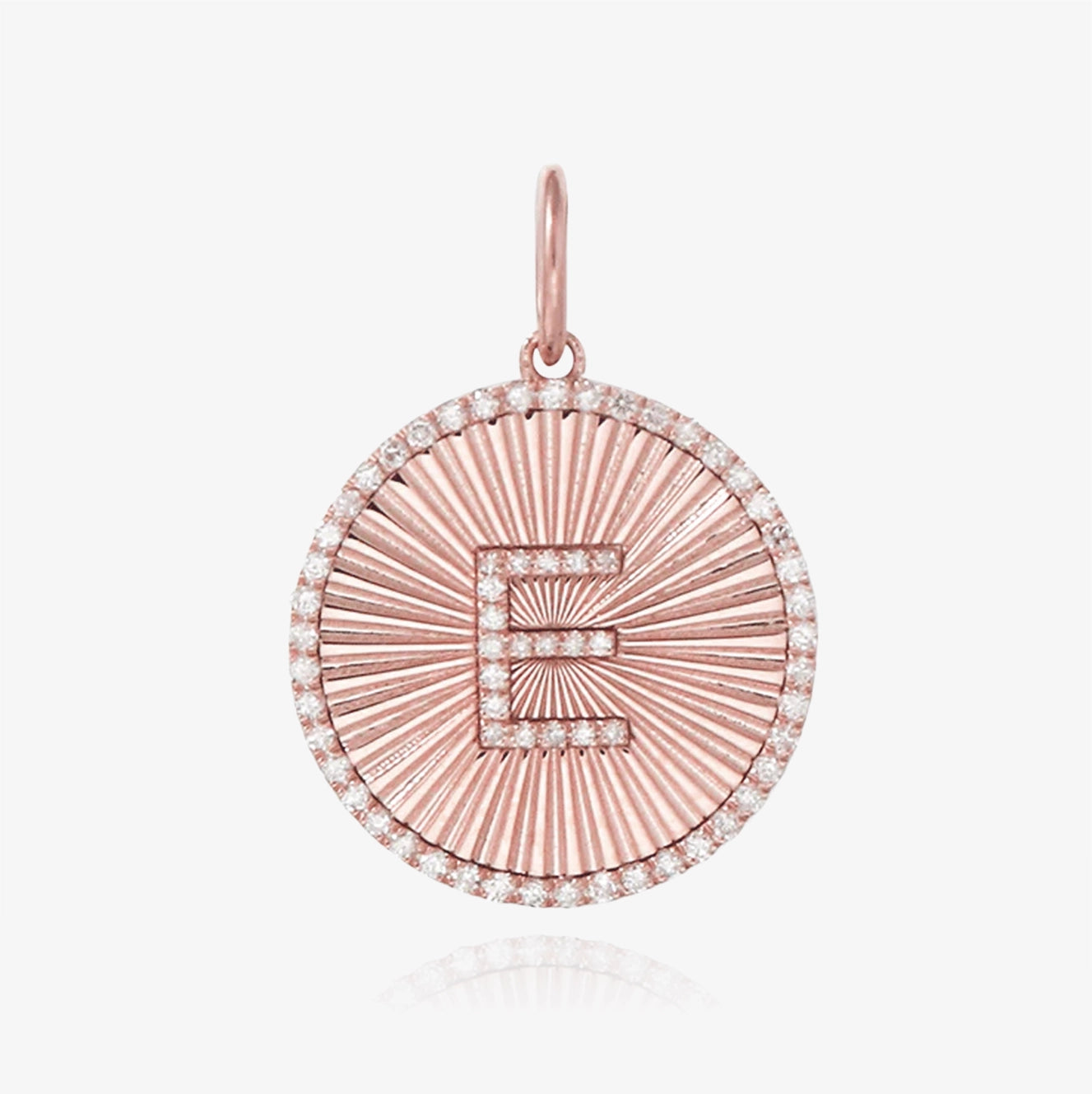 Charm de medallón con contorno de diamante y letra de diamante