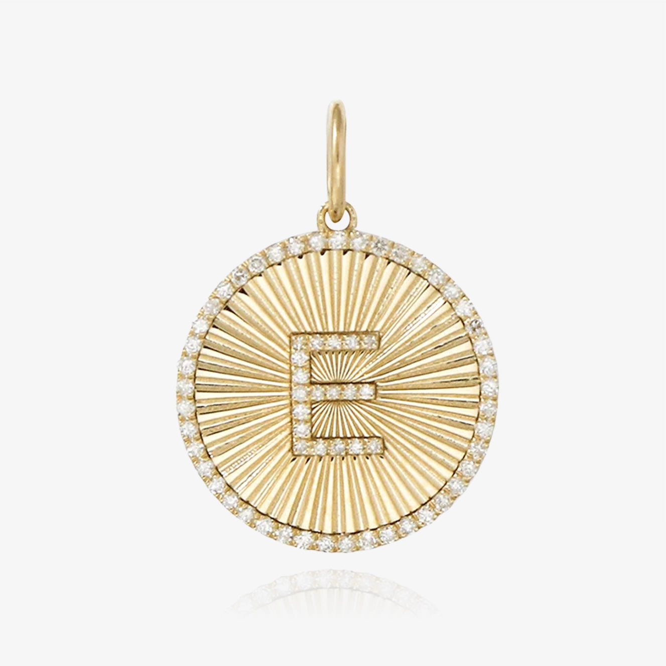 Charm de medallón con contorno de diamante y letra de diamante