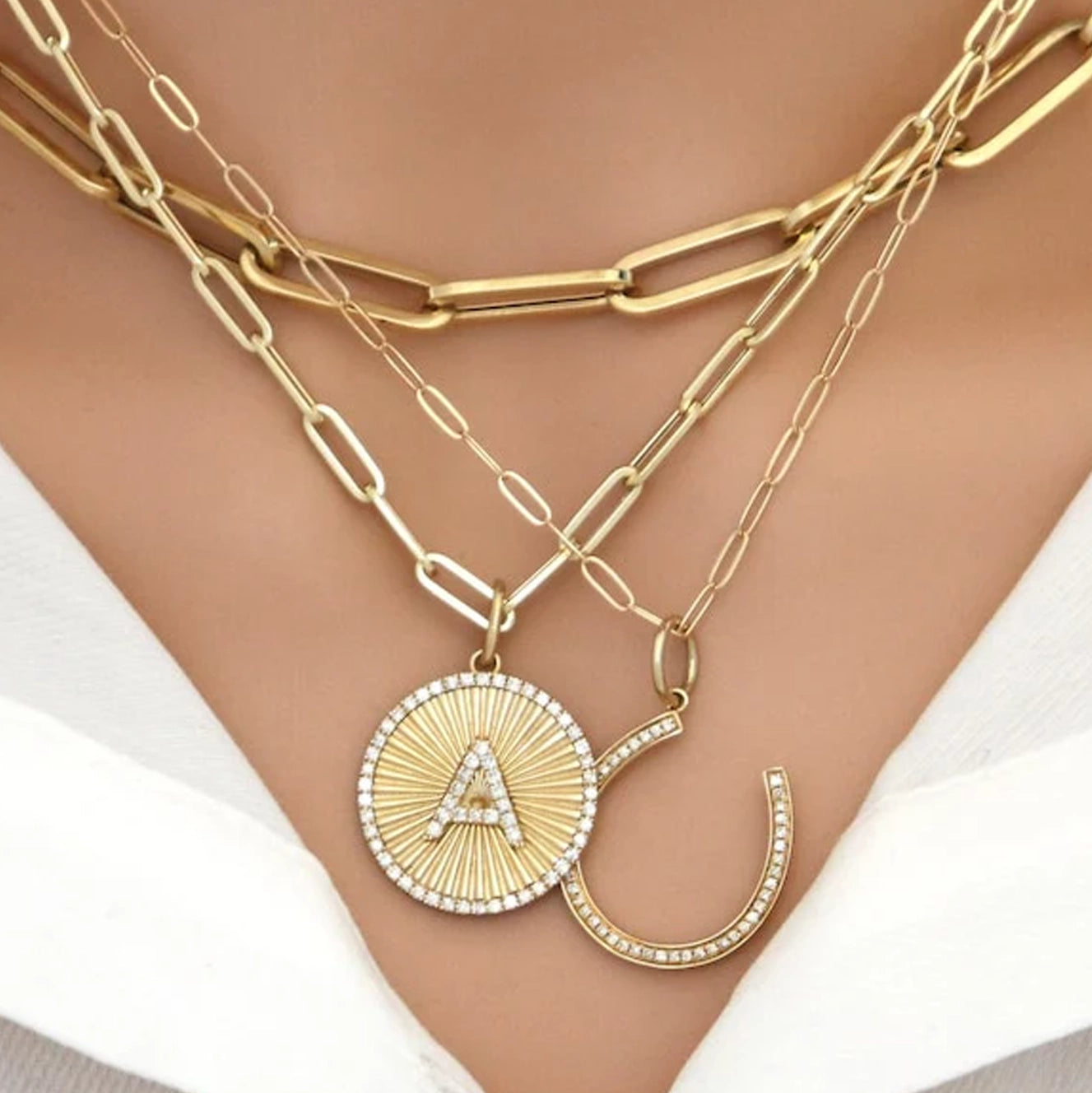 Charm de medallón con contorno de diamante y letra de diamante