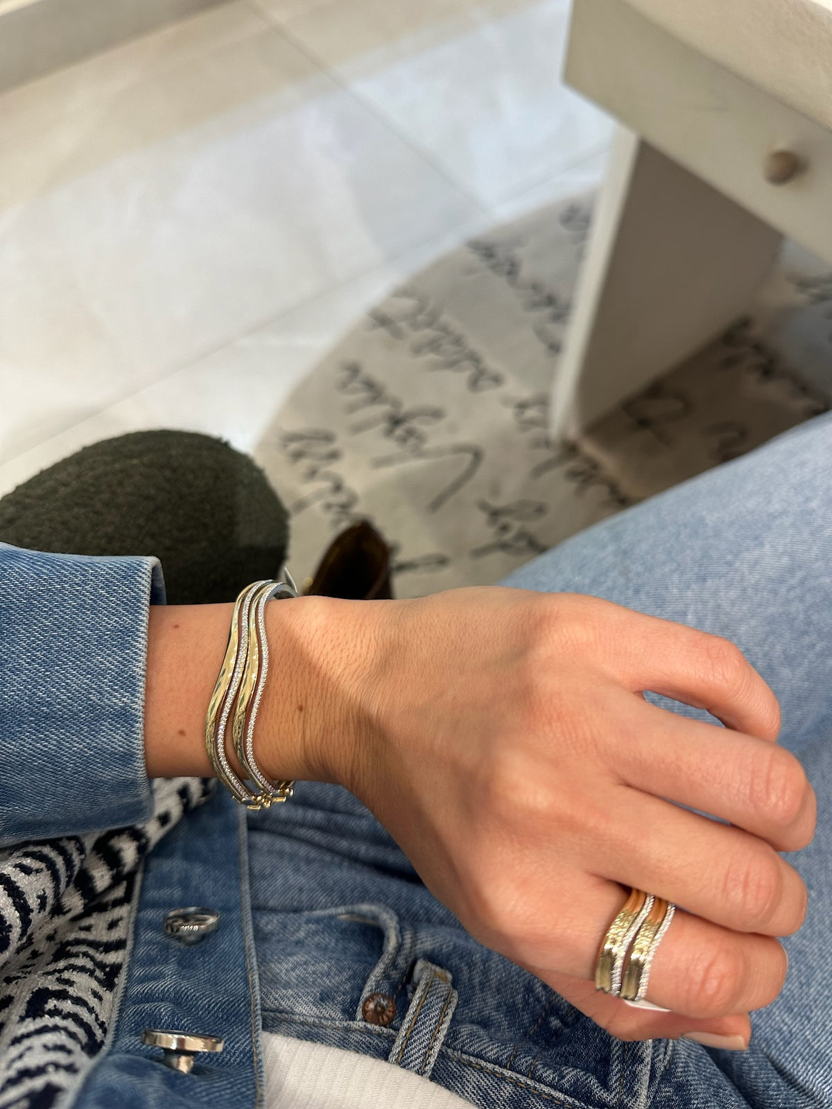 Brazalete ondulado de oro y diamantes