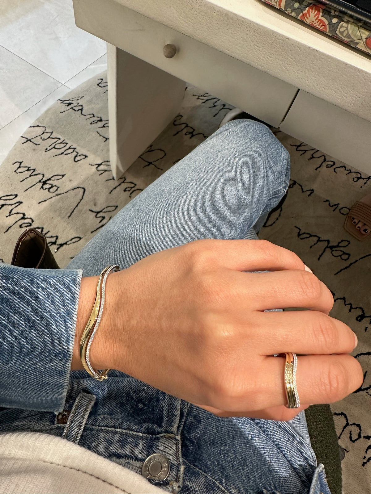 Brazalete ondulado de oro y diamantes