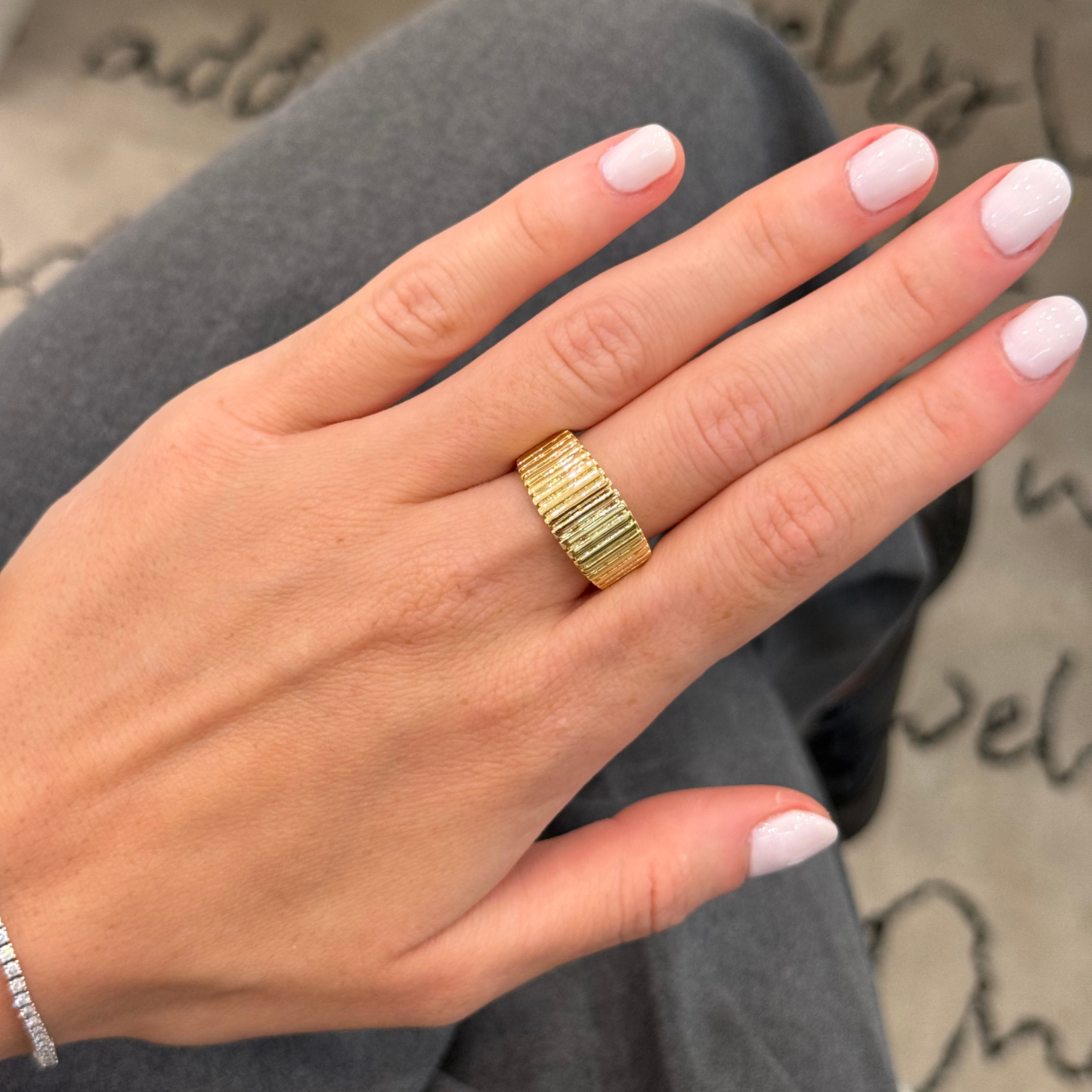 Anillo de oro rayado