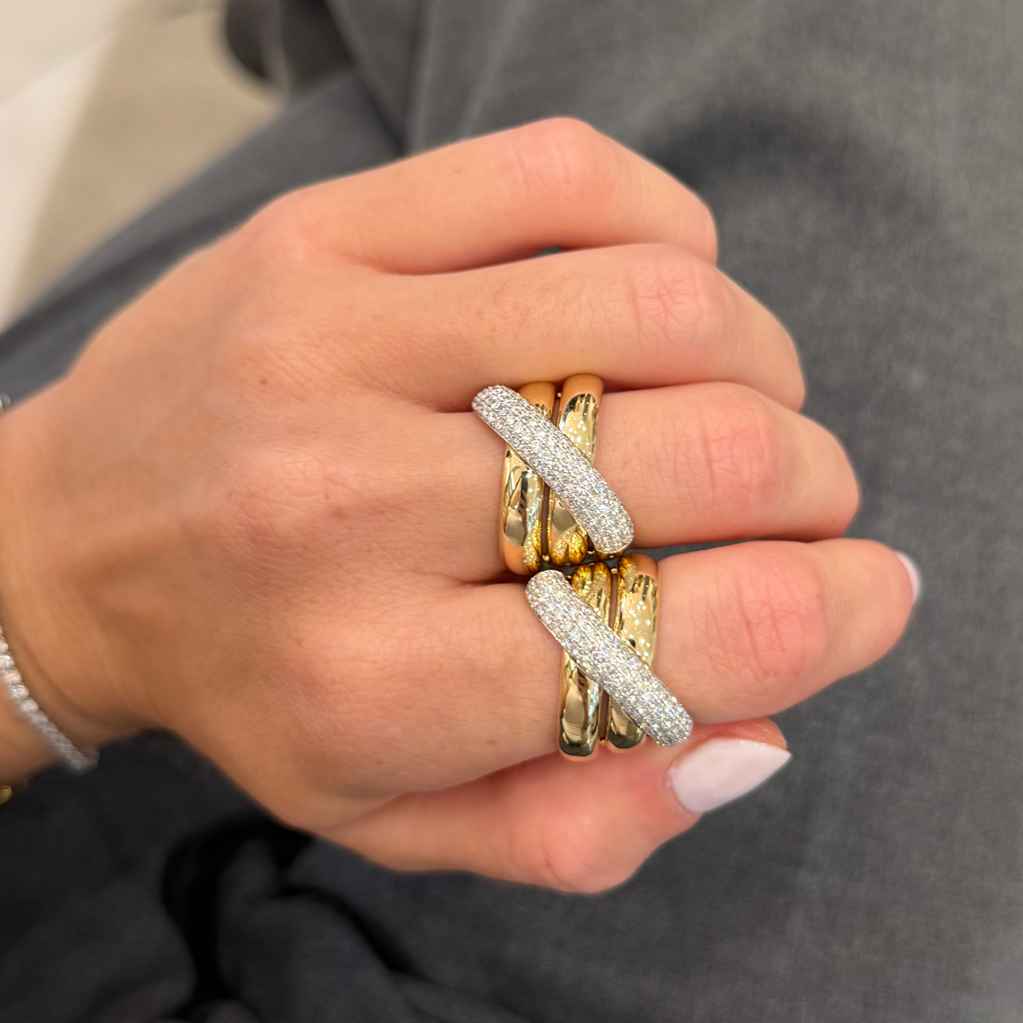 Anillo de oro y diamantes con cruz