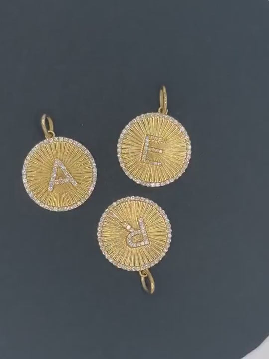 Charm de medallón con contorno de diamante y letra de diamante