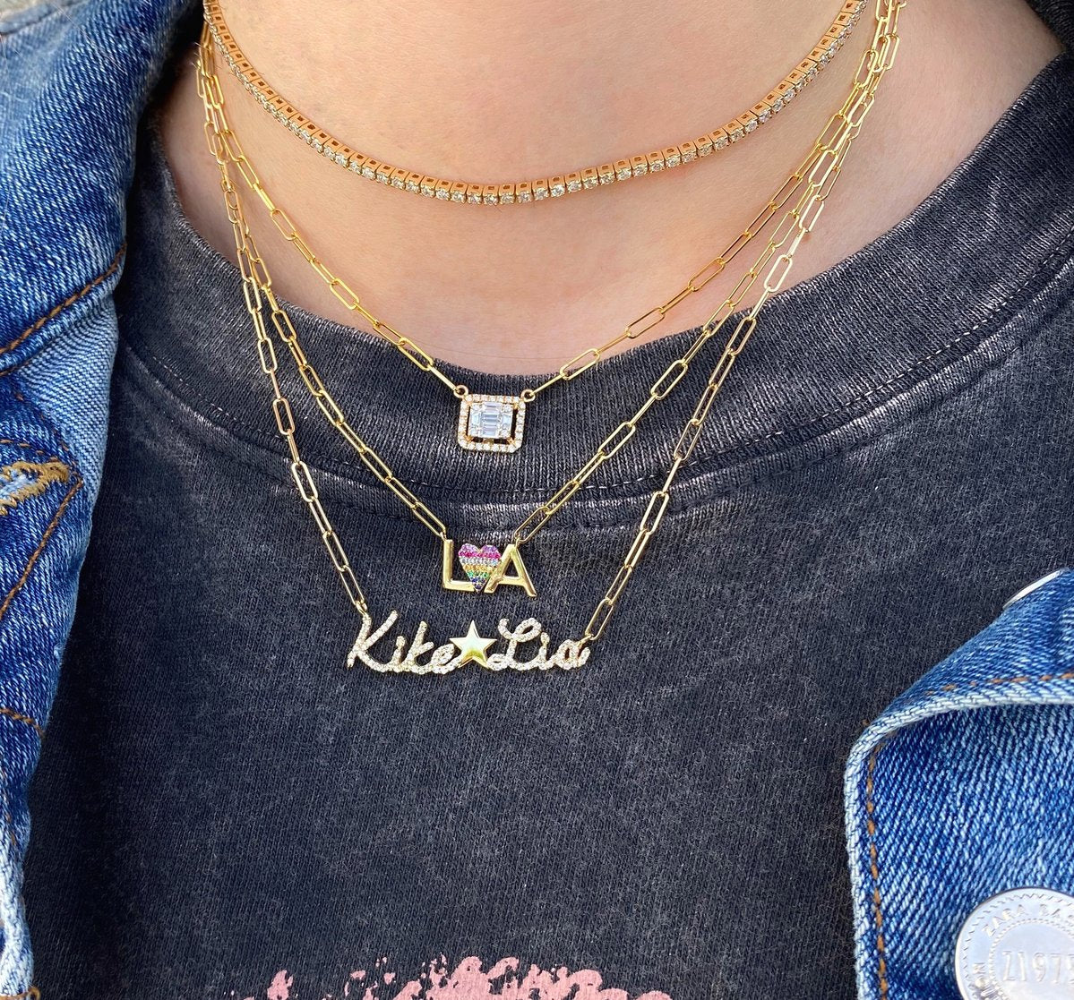 Collar con 2 nombres pavé y dijes dorados